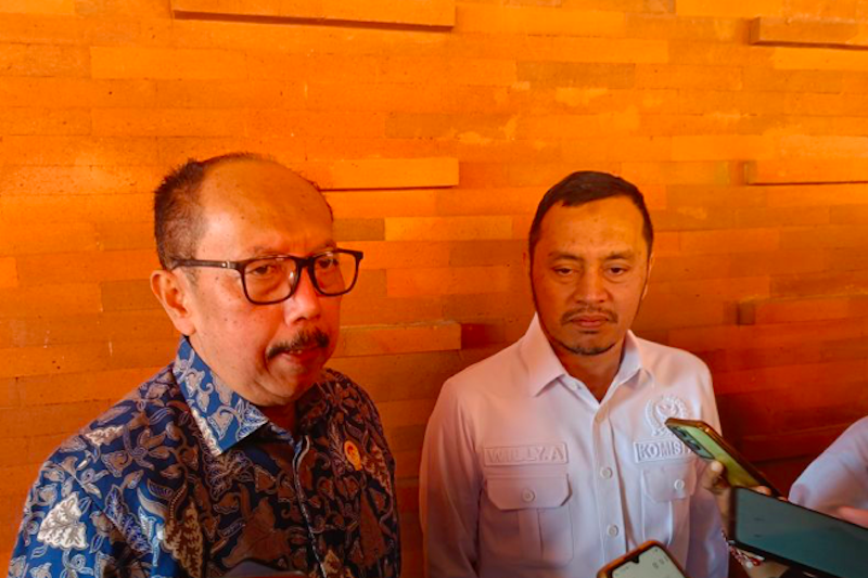 Ketua LPSK Achmadi (kiri) didampingi Ketua Komisi XIII DPR RI Willy Aditya memberikan keterangan kepada wartawan terkait kematian Brigadir Nurhadi. (Dok. Antara)