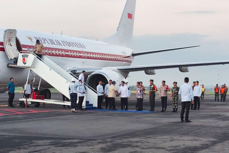 Wakil Presiden Gibran Rakabuming Raka menyambut kedatangan Presiden Prabowo Subianto di Lapangan Udara (Lanud) Adi Soemarmo, Solo, Jawa Tengah. (Dok. Antara)