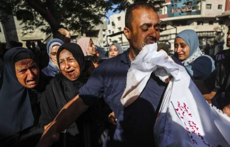 Warga Palestina berduka atas tewasnya seorang korban dalam serangan udara Israel di luar Rumah Sakit Al-Shifa, Kota Gaza, Selasa (8/7/2026) waktu setempat. (ANTARA Foto/Xinhua/Mahmoud Zaki/sgd) 