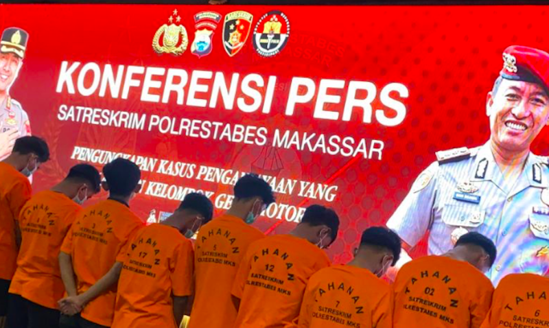 Sejumlah pelaku tawuran dihadirkan seusai ditangkap polisi saat rilis kasus kriminal di Mapolrestabes Makassar, Sulawesi Selatan. (Dok. Antara)