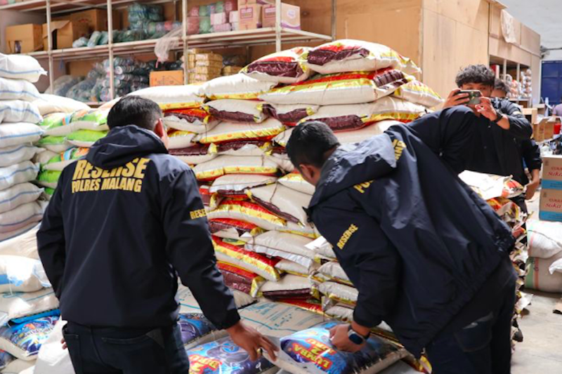 Ilustrasi : Satgas Pangan Polres Malang melakukan pengecekan pasokan beras di salah satu distributor di Kabupaten Malang, Jawa Timur. (Dok. Antara)