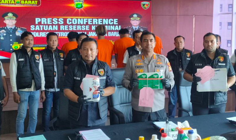 Jumpa pers pengungkapan kasus produksi oli palsu oleh Polres Metro Jakarta Barat. (Dok. Antara)