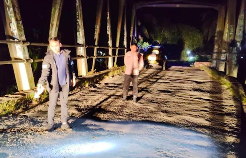 Petugas dari Polsek Agrabinta, Cianjur, Jawa Barat, melakukan olah Tempat Kejadian Perkara duel antar pelajar di atas jembatan di Kecamatan Leles. (Dok. Antara)