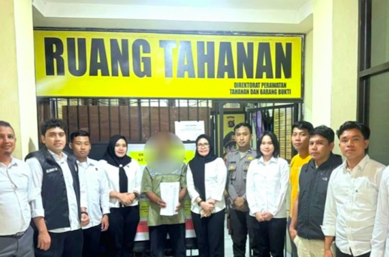 Personel Subdit IV Renakta Ditreskrimum Polda Gorontalo menahan seorang tersangka (tengah) kasus kekerasan seksual terhadap anak di Kabupaten Boalemo, Gorontalo. (Dok. Antara)