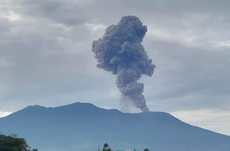 Gunung Marapi, erupsi Marapi, Sumatera Barat, PGA Gunung Marapi, PVMBG, banjir lahar dingin, status waspada, letusan gunung. (Dok. Antara)