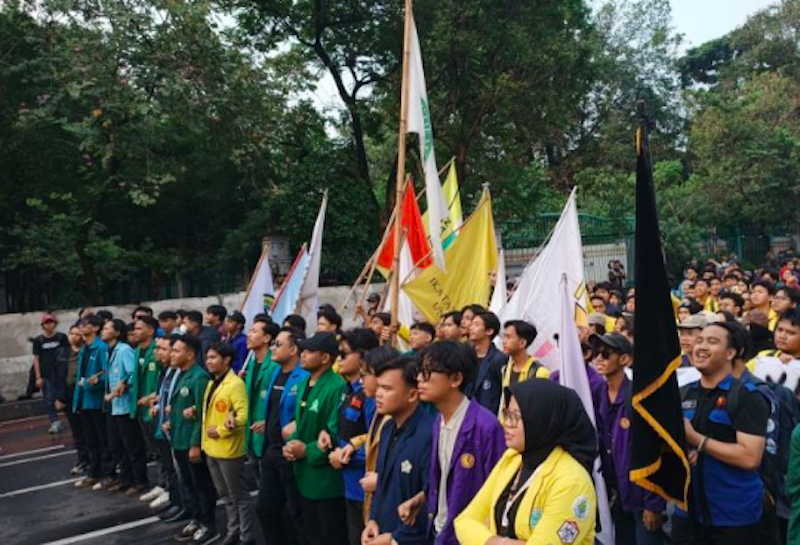 Seratusan massa aksi saat menggelar aksi demontrasi di kawasan Monas, Jakarta. (Dok. Antara)