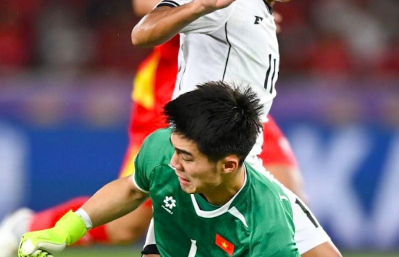 Pesepak bola Timnas Indonesia U-23 MRahmat Arjuna Reski (tengah) berebut bola dengan penjaga gawang Timnas Vietnam U-23 Trung Kien Tran (bawah) pada pertandingan final Piala AFF U-23 2025 di Stadion Utama Gelora Bung Karno (SUGBK), Senayan, Jakarta (Dok. 