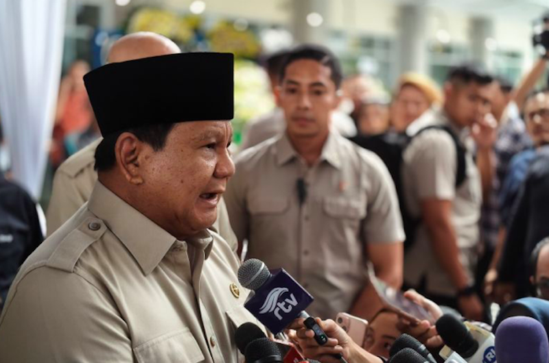 Presiden Prabowo Subianto saat menyampaikan keterangan seusai melayat jenazah Kwik Kian Gie di Rumah Duka Sentosa, RSPAD Gatot Subroto, Jakarta Pusat. (Dok. Antara)