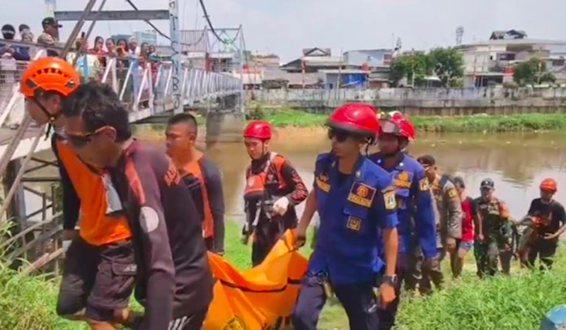 Petugas Basarnas gabungan menemukan korban tenggelam berjenis kelamin laki-laki berinisial GA (13) di sekitar tumpukan sampah Kali Ciliwung dekat Mal Season City, Tambora, Jakarta Barat, Kamis (31/7/2025). (Dok. Antara)