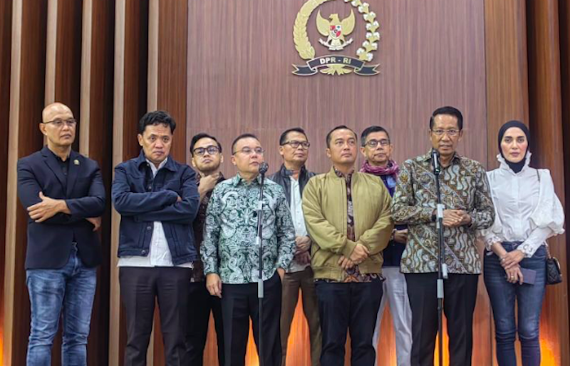 Wakil Ketua DPR RI Sufmi Dasco bersama Menteri Hukum Supratman Andi Agtas, Menteri Sekretaris Negara Prasetyo Hadi, Ketua Komisi III DPR RI Habiburokhman, Wakil Ketua Komisi III DPR RI Sari Yuliati, Wakil Ketua Komisi III DPR RI Rano Alfath, anggota Komis