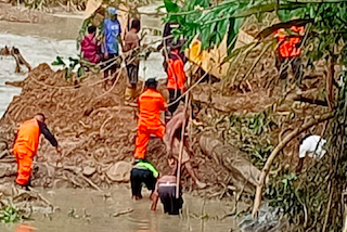 Tim SAR gabungan mencari warga yang tertimbun longsor di Wembi, Kabupaten Keerom, Papua. (Dok. Antara)