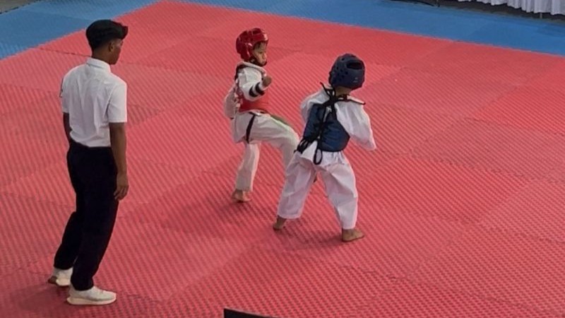 Suasana pertandingan kejuaraan Liga Taekwondo Pelajar Indonesia 2025 yang berlangsung di GOR Indoor Stadium Sport Center Kelapa Dua, Kabupaten Tangerang. (Foto: Vita Kartono/Warta Lentera)