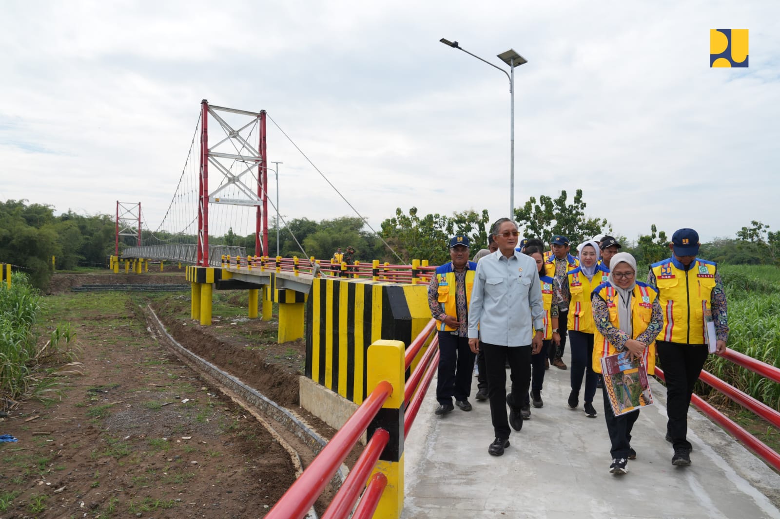 Menteri Pekerjaan Umum Dody Hanggodo (kemeja safari putih) saat meninjau Jembatan Gantung Babakan Losari Lor, Cirebon, Jawa Barat. (Dok Kementerian PU)
