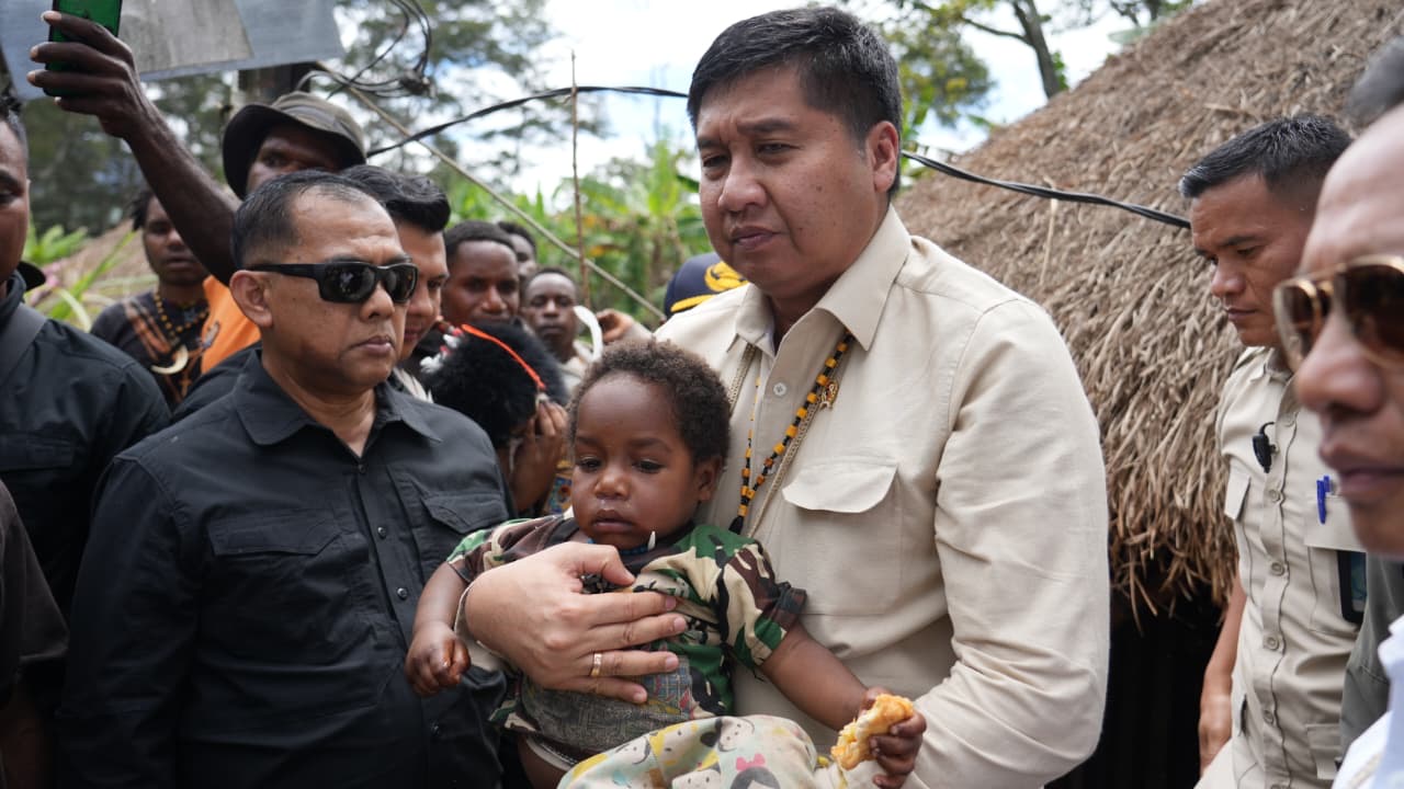 Menteri Perumahan dan Kawasan Permukiman (PKP) Maruarar Sirait bersama dengan penduduk lokal. (Dok Kementerian PKP) 