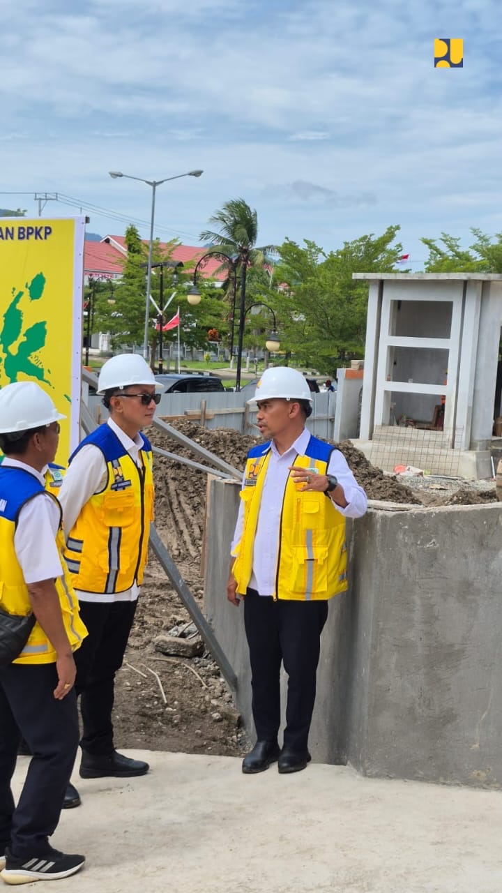 Menteri Pekerjaan Umum (PU) Dody Hanggodo (tengah) sedang memberikan arahan di lokasi proyek pembangunan gedung kantor perwakilan BPKP Provinsi Maluku Utara. (Dok Kementerian PU)