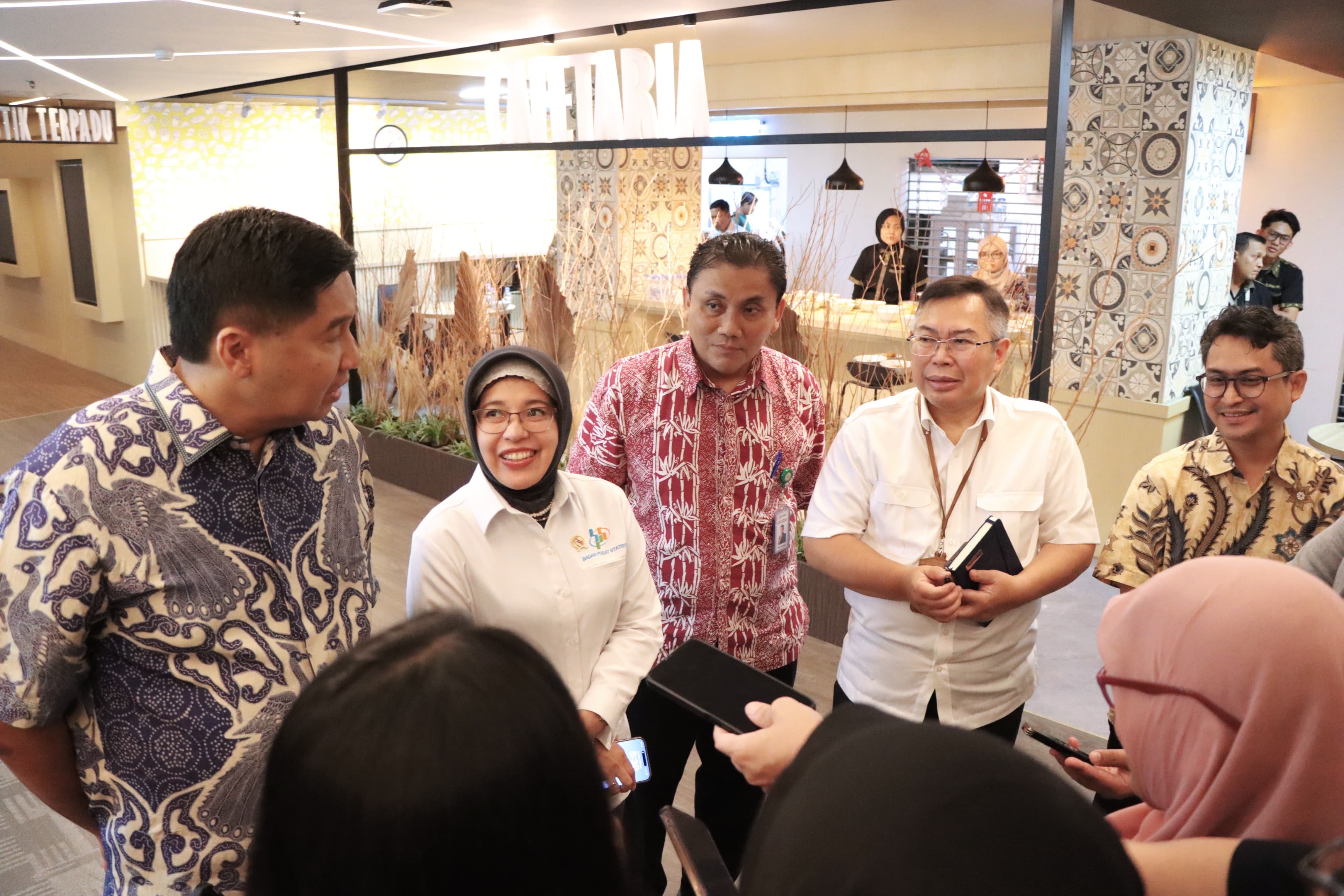 Menteri PKP Maruarar Sirait (baju batik paling kiri) bersama dengan pihak SMF dan PNM. (Dok Kementerian PKP) 