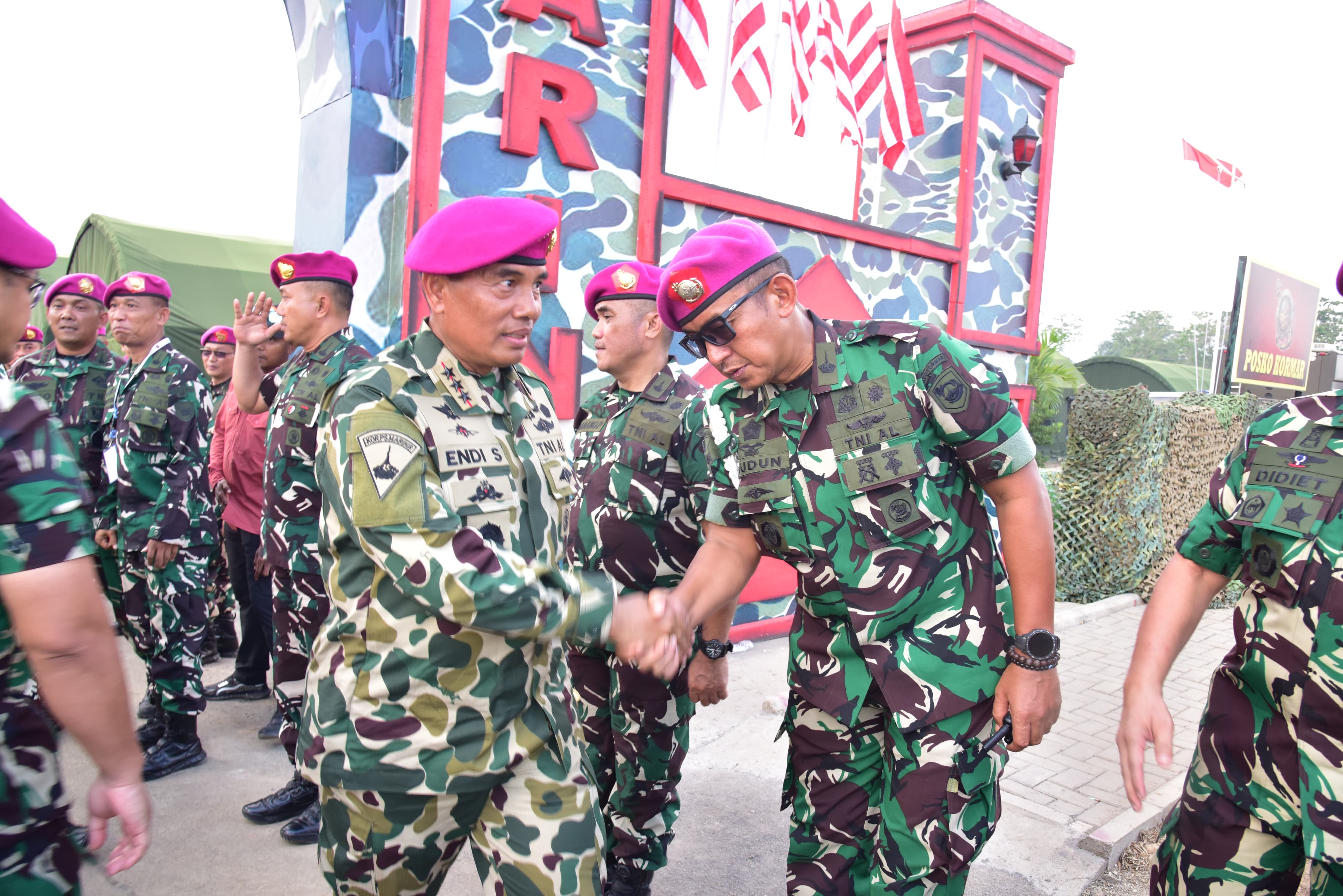 Letjen TNI (Mar) Endi Supardi sebagai Panglima Korps Marinir menyalami beberapa pejabat umum di jajaran Korps Marinir usai dilantik. (Vita Kartono) 