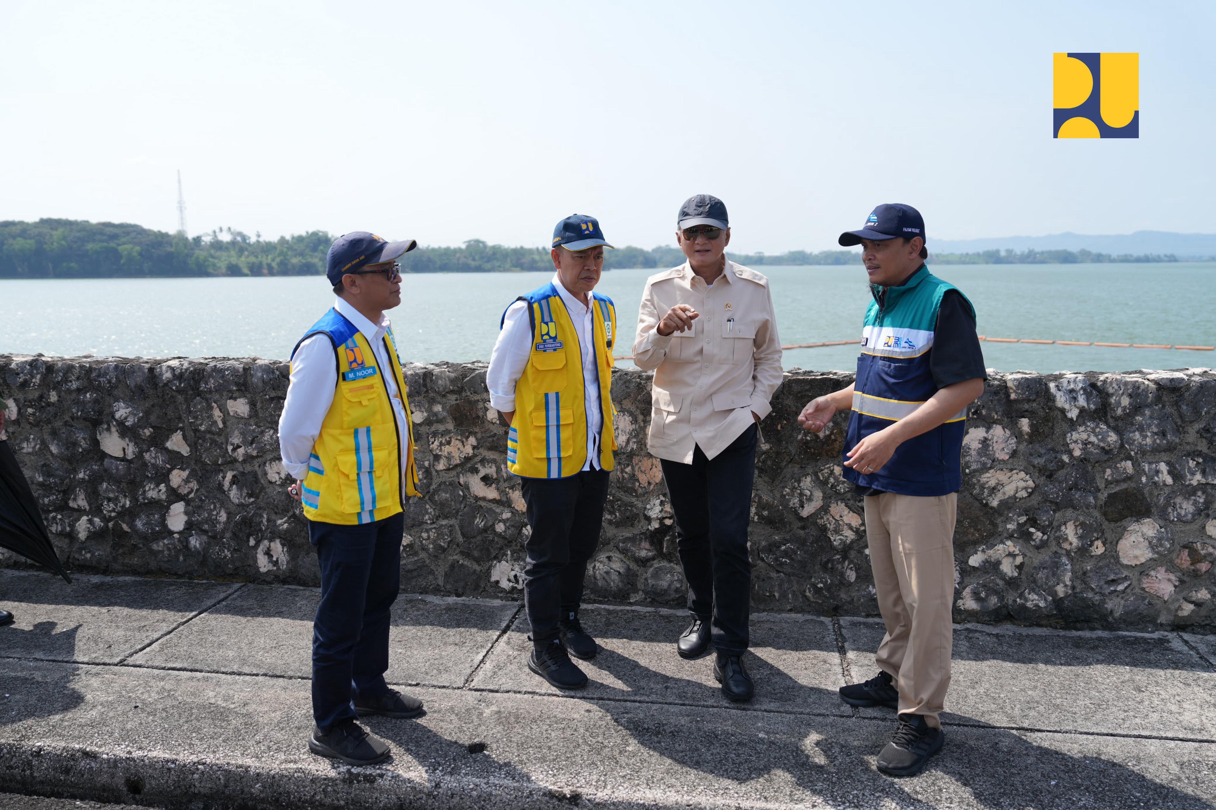 Menteri Pekerjaan Umum Dody Hanggodo (dua dari kanan) memberikan arahan kepada jajarannya di depan Bendungan Sutami yang berlokasi di Desa Karangkates, Kabupaten Malang, Provinsi Jawa Timur. (Dok Kementerian PU) 