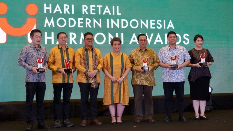 Direktur Merchandising & Marketing PT Electronic City Indonesia, Tbk Michael Iskandar (kedua dari kanan) menerima Harmoni Award sebagai Electronic Retail of The Year 2025. (Foto: Vita Kartono/Warta Lentera)
