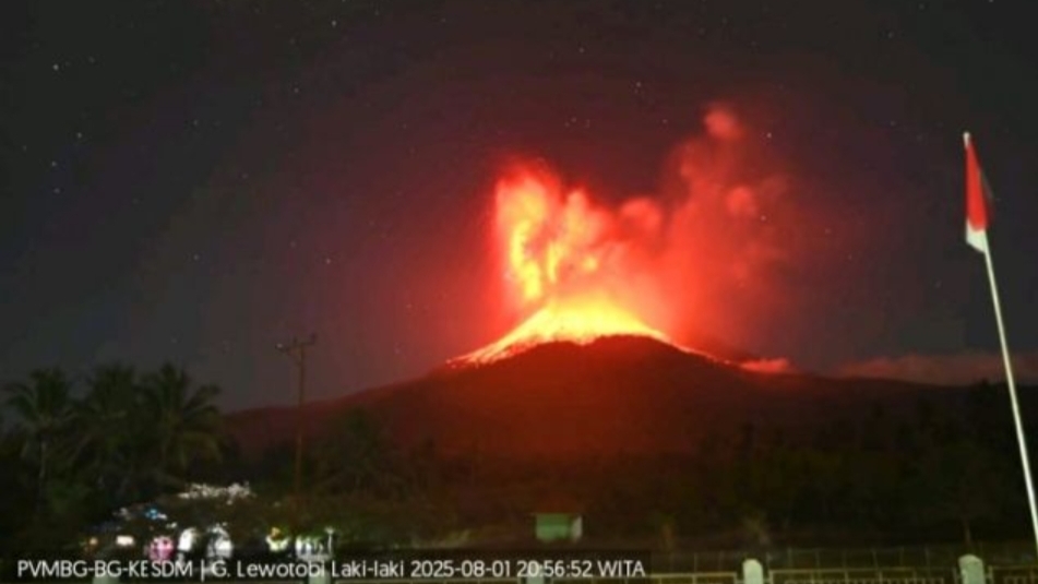 Gunung Lewotobi Laki-Laki menyemburkan lahar, Jumat (1/8/2025). (Dok.PVMBG)
