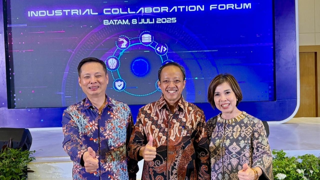 Wakil Ketua Kadin Komite Taiwan Rini Lestari (paling kanan) berfoto bersama dengan Kepala KDEI Taipei Arif Sulistiyo (tengah) dan Mr Bruce Hung selaku Kepala TETO perwakilan Taiwan di Indonesia (paling kiri). (dok.pri)