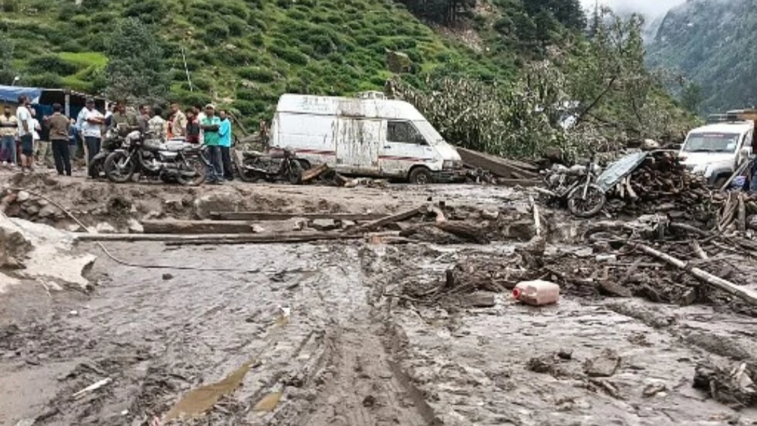 Banjir bandang dan tanah longsor terjadi di Kashmir, India, Kamis (14/8/2025). (AFP)
