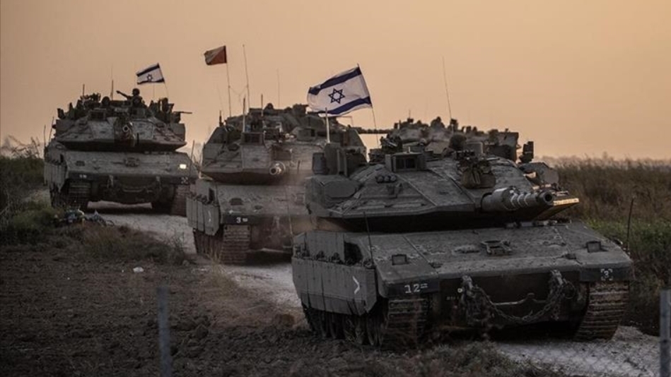 Tank Israel di sekitar Kota Gaza bersiap melakukan agresi militer dalam upaya pendudukan dan mengusir warga Palestina dari wilayah itu. (Anadolu Agency)