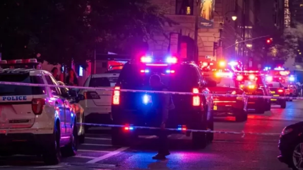 Polisi wilayah Brooklyn, New York, AS memasang garis polisi di daerah penembakan. (New York Times)