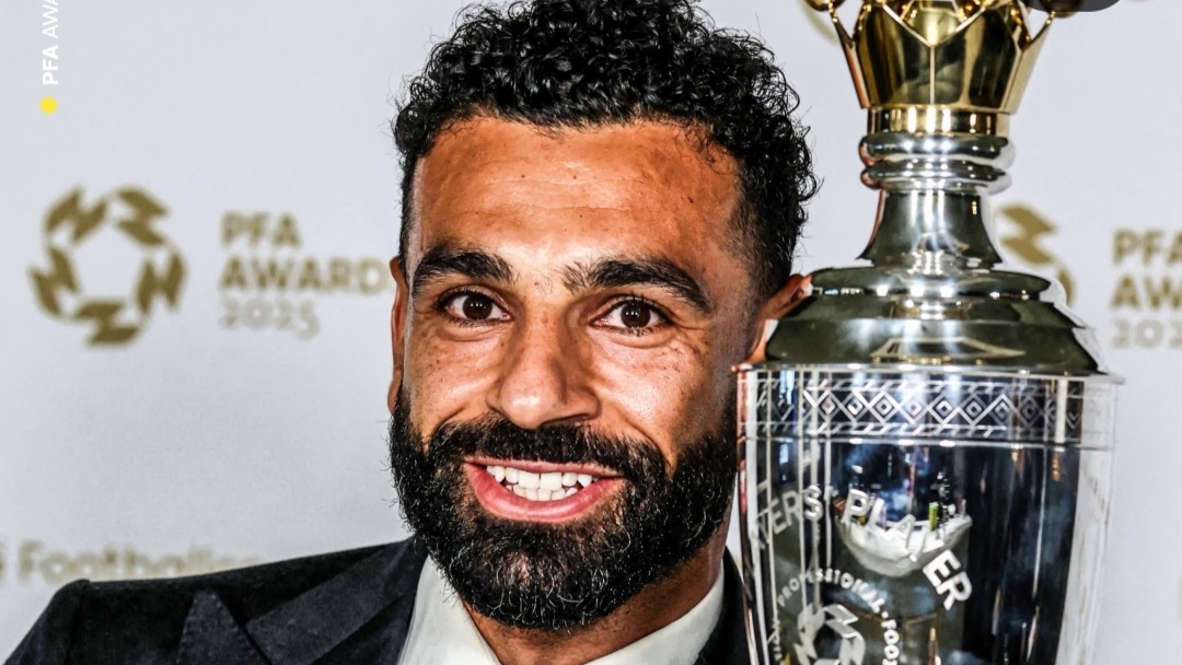 Mohamed Salah dengan trofi PFA Player of The Year musim 2024/2025. (Instagram @goalglobal) 