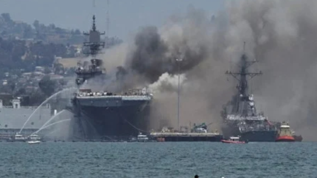Kapal perang Angkatan Laut AS hangus setelah terbakar hebat selama 12 jam di lepas pantai Okinawa, Jepang. (Istimewa)