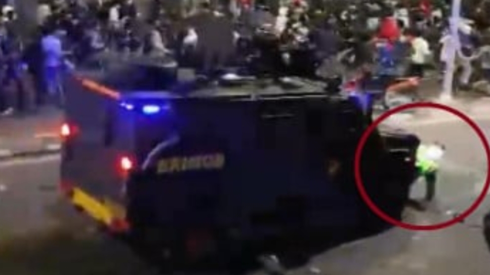 Tangkapan layar video amatir yang mengabadikan detik-detik pengemudi ojol tewas terlindas rantis Brimob, Kamis (28/8/2025) malam. (Istimewa) 