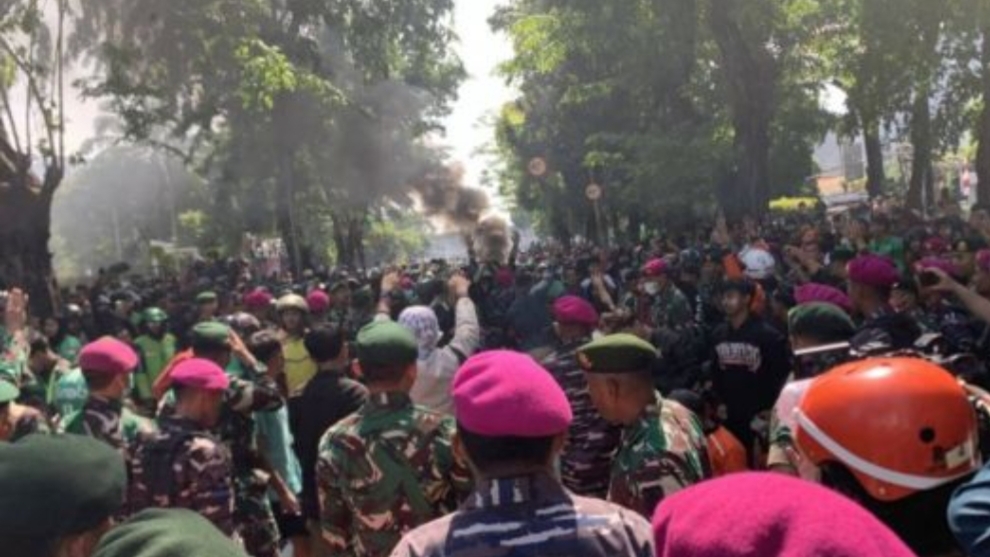 TNI AL diterjunkan untuk memenangkan massa demonstran yang berkerumun sejak pagi di Mako Brimob, Kwitang, Jakarta Pusat, Jumat (29/8/2025). (Antara)