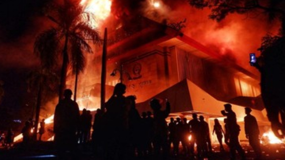 Kantor DPRD Makassar dibakar massa, tiga orang tewas, Jumat (29/8/2025). (Istimewa) 