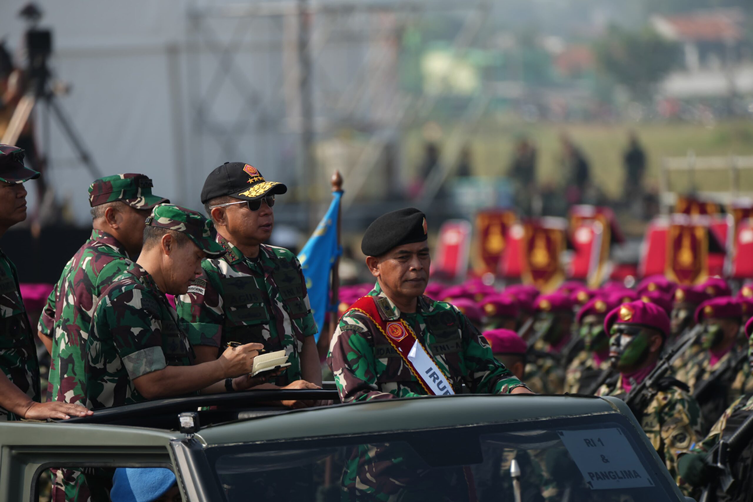 Suasana gladi bersih pelantikan wakil panglima TNI saat upacara gelar pasukan Operasional dan Kehormatan Militer di Pusdiklatpassu, Batujajar, Kabupaten Bandung Barat. (dok. Dispen TNI)