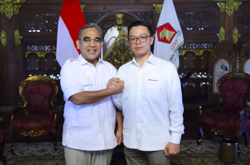 Ahmad Muzani bersama Sugiono menggambarkan transisi peralihan jabatan Sekjen Gerindra dalam unggahan di akun Instagram @ahmadmuzani2. (Dok. Antara)