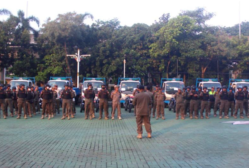 Satpol PP Jakarta Selatan melaksanakan apel kesiapan mendukung proses relokasi pedagang dari lokasi sementara (loksem) Barito, Jakarta, Minggu (3/8/2025). (Dok. Antara)