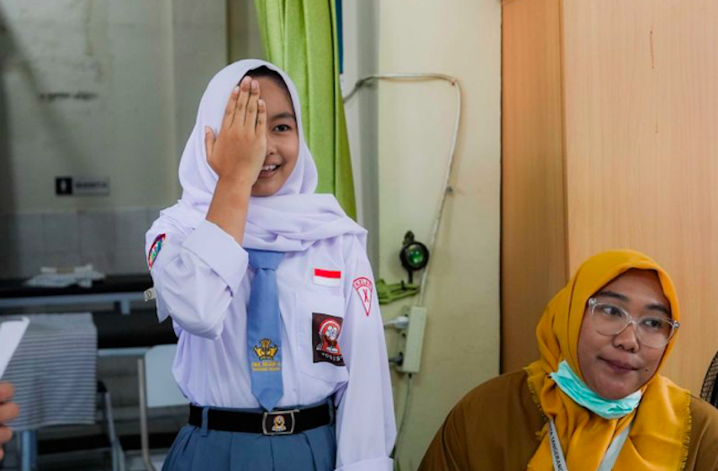 Siswi Sekolah di Madrasah Ibtidaiyah Negeri (MIN) 8, Jakarta Selatan, menjalani pemeriksaan mata melalui program Cek Kesehatan Gratis (CKG) Sekolah. (Dok. Antara)