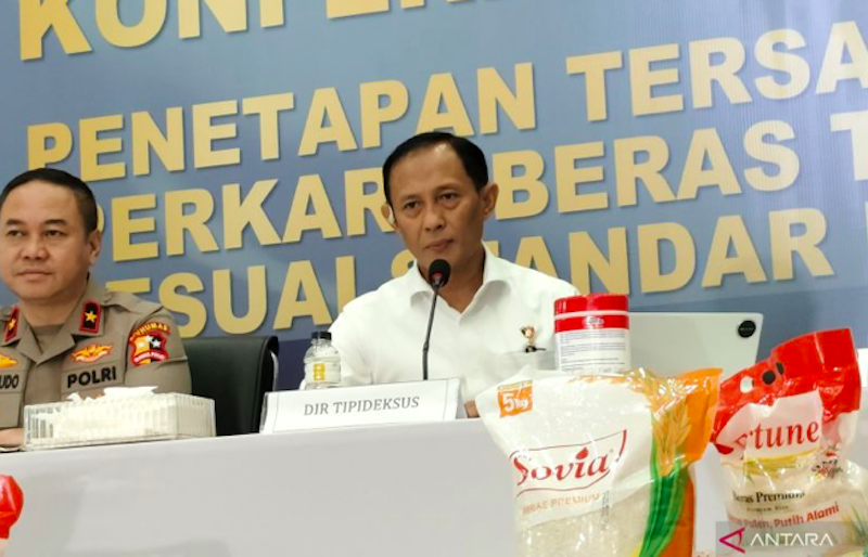 Dirtipideksus Bareskrim Polri Brigjen Pol. Helfi Assegaf (tengah) (Dok. Antara)