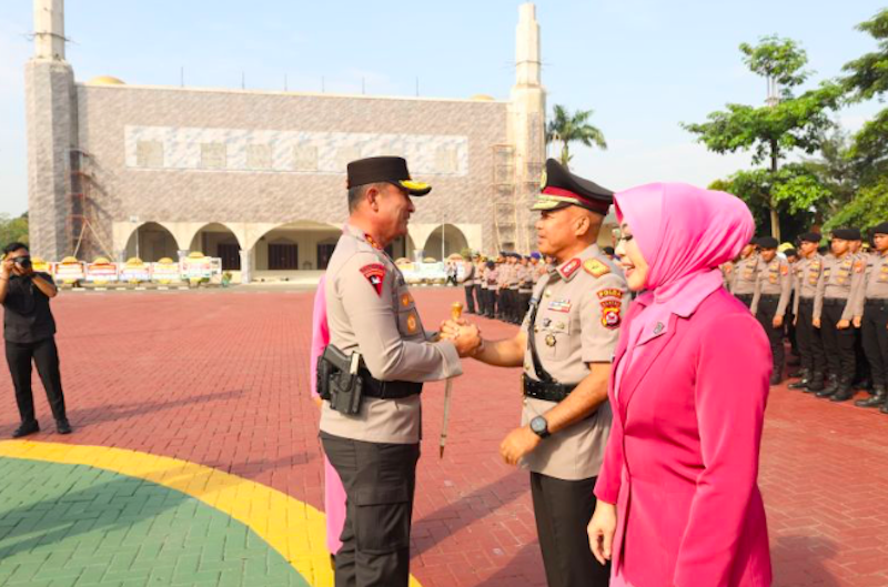 Setah terima jabatan Kapolda Banten dari Irjen Pol Suyudi Ario Seto kepada Brigjen Pol Hengki. (Dok. Antara)