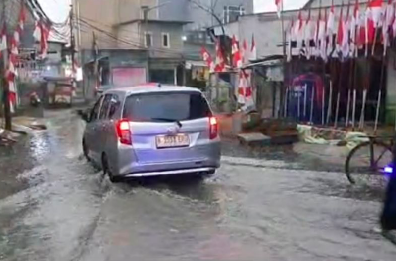 Kendaraan melintas di atas genangan air akibat banjir rob. (Dok. Antara/Dokumen Pribadi)