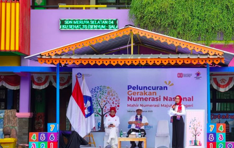 Direktur Jenderal Guru Tenaga Kependidikan dan Pendidikan Guru (Dirjen GTKPG) Kemendikdasmen Nunuk Suryani (kanan) menyampaikan laporan kegiatan pada Peluncuran Gerakan Numerasi Nasional di SDN Meruya Selatan 04 Pagi, Jakarta Barat. (Dok. Antara)
