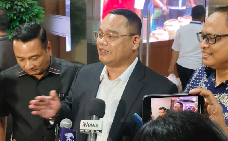 Pengacara Ridwan Kamil, Muslim Jaya Butarbutar (tengah). (Dok. Antara)
