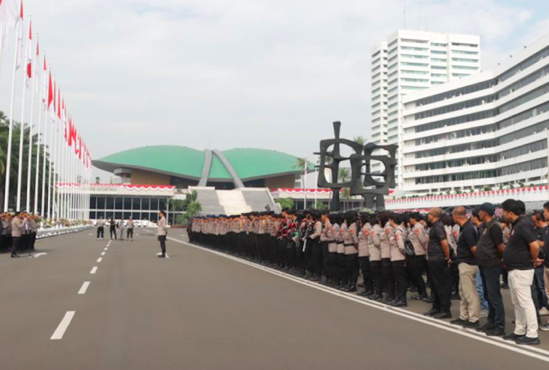 Ribuan personel gabungan menggelar apel pasukan dalam rangka pengamanan aksi unjuk rasa di depan Gedung DPR/MPR Jakarta, Kamis (21/8/2025). (Dok. Antara)