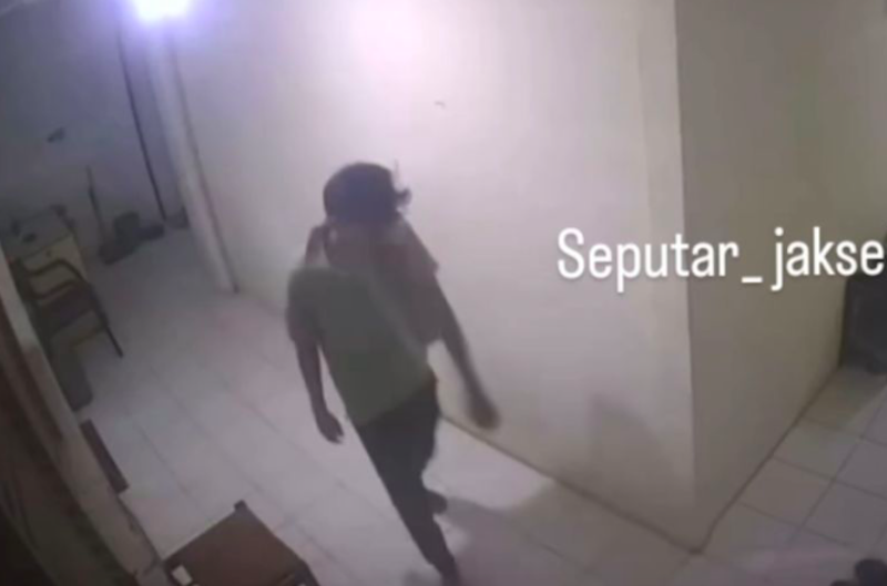 Rekaman kamera pengawas (CCTV) memperlihatkan seorang pencuri di indekos Jalan Pinang Raya, Cilandak, Jakarta Selatan. (Dok. Antara)
