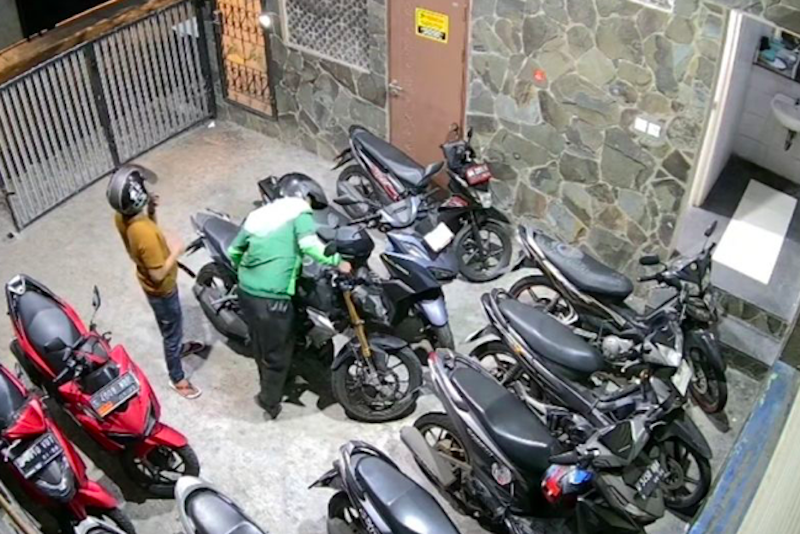 Tangkapan layar - Sekelompok pencuri bersenjata api membawa kabur dua unit sepeda motor di sebuah indekos. (Dok. Antara) 