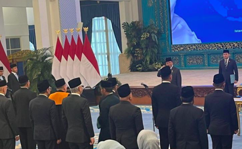 Presiden RI Prabowo Subianto memimpin upacara pengucapan sumpah/janji Wakil Ketua Mahkamah Agung Bidang Yudisial Suharto di Istana Negara. (Dok. Antara)