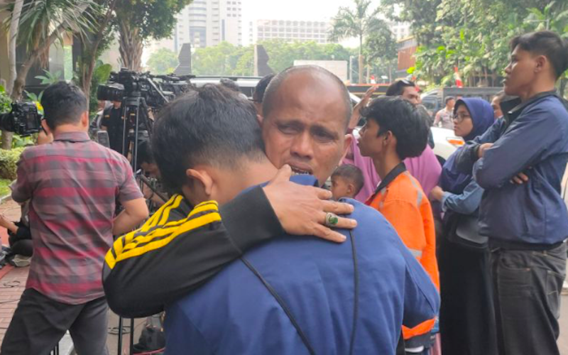 Seorang ayah memeluk anaknya setelah dipulangkan Polda Metro Jaya. (Dok. Antara)