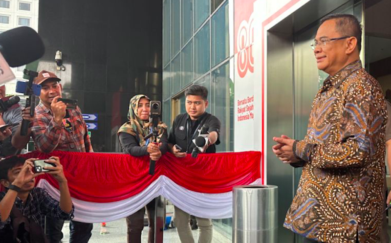 Bupati Pati, Jawa Tengah, Sudewo (kanan) saat memberikan keterangan setelah memenuhi panggilan Komisi Pemberantasan Korupsi (KPK). (Dok. Antara) 