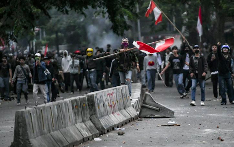 Pengunjuk rasa bersitegang dengan pihak kepolisian saat Aksi 28 Agustus 2025 di kawasan perempatan Petamburan, Jakarta, Kamis (28/8/2025). (Dok. Antara)