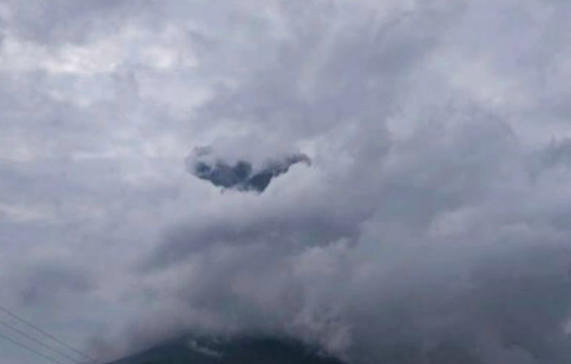 Gunung Lewotobi Laki-Laki, erupsi Lewotobi, PVMBG, Flores Timur, NTT, abu vulkanik, status siaga, banjir lahar hujan. (Dok. Antara)